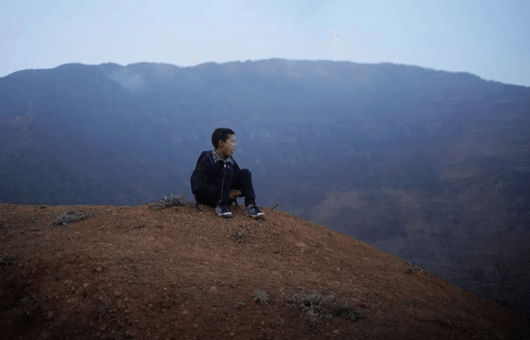 彝族男孩：从贫瘠到丰盛，需要跨过多少道坎？