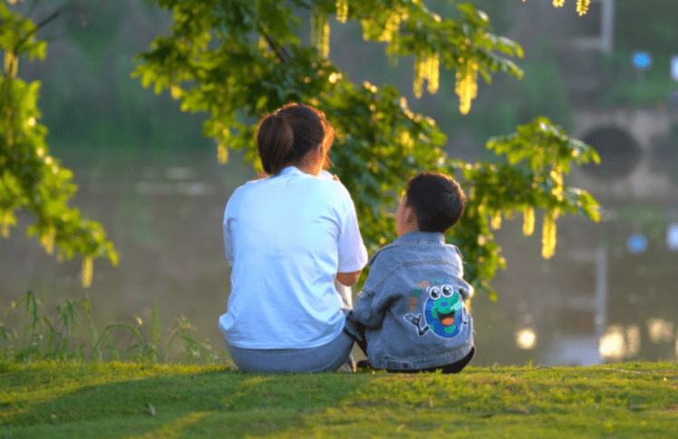 母亲十二年陪读心路:从疾病到健康,还比什么成绩?