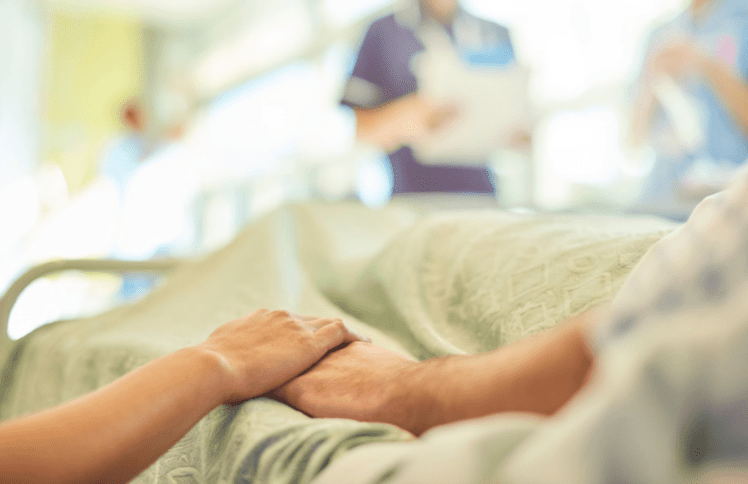 照顾瘫痪在床的丈夫40年