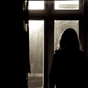 滥用权力去虐待，还是善用权力去建造？