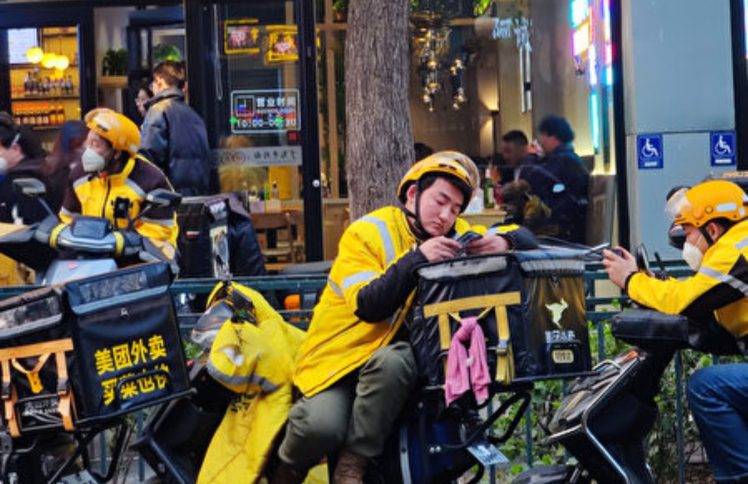 90后快递小哥：荒年中过有光的日子