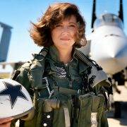 “1380航班上，上帝是机长，她只是副驾驶” | 女机长绍茨