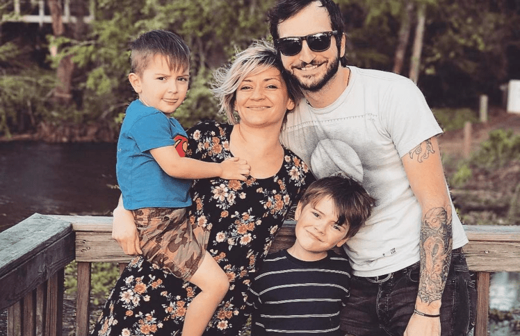 “摇滚公主”莱西•斯特姆：死亡必须等待，因为我有一首歌要唱