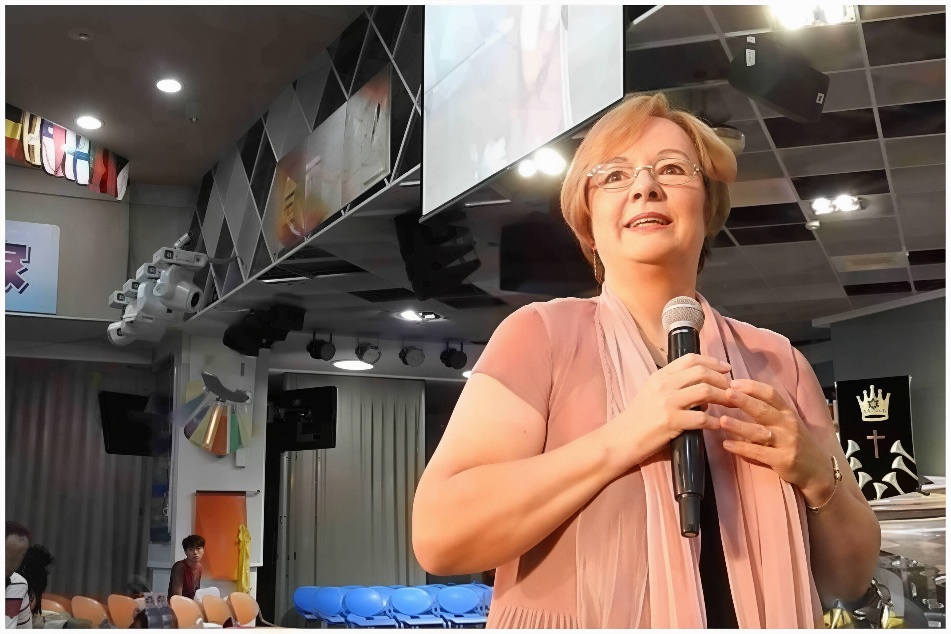 潘唐娜：我从羞耻中被爱拖出来