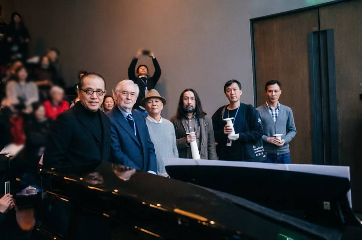 专访冯君蓝牧师：人是被光照的微尘